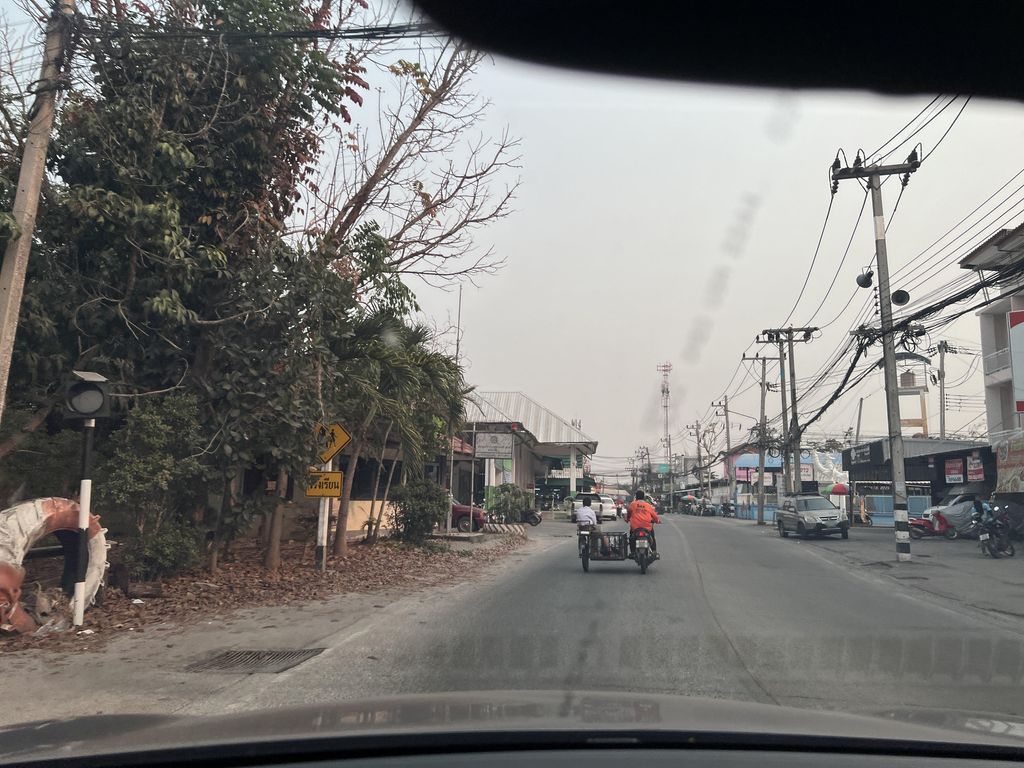 ภาพถนนตรงที่ ฟ้าฮ่ามก็อปปี้ ตั้งอยู่ ถ่ายโดย lin_wang พ.ศ. 2567 (2024) · A street-level view of where ฟ้าฮ่ามก็อปปี้ · Fa Ham Kooppi stands, by lin_wang in 2567 (2024)