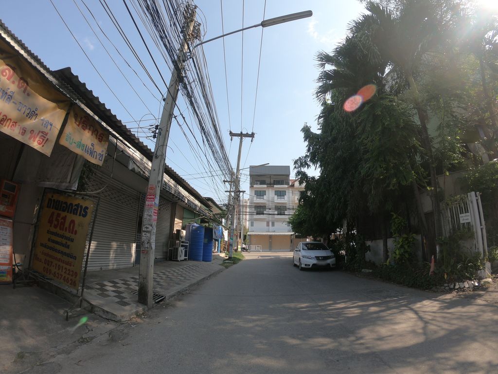 ภาพถนนตรงที่ ร้านถ่ายเอกสาร 45 ส.ต. ตั้งอยู่ ถ่ายโดย chanuwath_grab พ.ศ. 2562 (2019) · A street-level view of where ร้านถ่ายเอกสาร 45 ส.ต. · Ran Thaieksan 45 Sa.ta. stands, by chanuwath_grab in 2562 (2019)