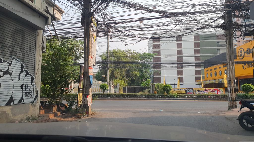ภาพถนนตรงที่ สมุดลานนา (ห้วยแก้ว) ตั้งอยู่ ถ่ายโดย jrcarlsen พ.ศ. 2566 (2023) · A street-level view of where สมุดลานนา (ห้วยแก้ว) · Samutlanna (Huai Kaeo) stands, by jrcarlsen in 2566 (2023)