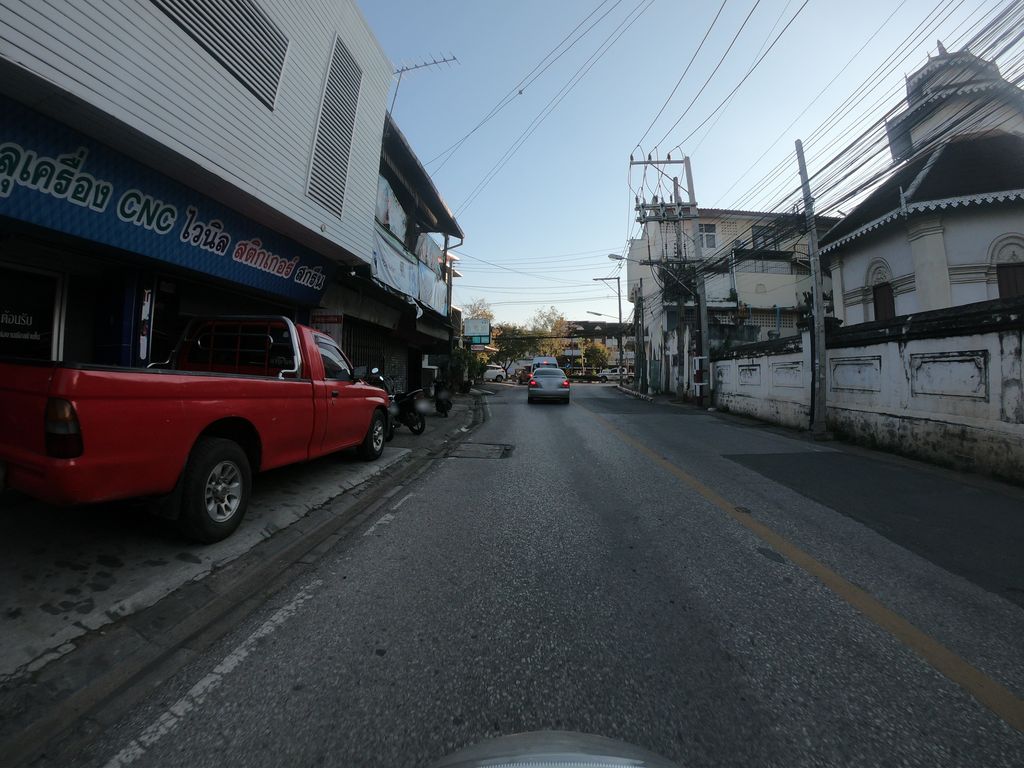 ภาพถนนตรงที่ มือทองโฆษณา ตั้งอยู่ ถ่ายโดย chanuwath_grab พ.ศ. 2562 (2019) · A street-level view of where มือทองโฆษณา · Muetongkhotna stands, by chanuwath_grab in 2562 (2019)