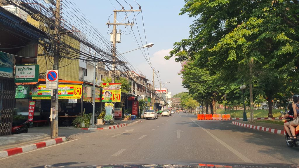 ภาพถนนตรงที่ โรงพิมพ์ ลานนาการพิมพ์ ตั้งอยู่ ถ่ายโดย jrcarlsen พ.ศ. 2565 (2022) · A street-level view of where โรงพิมพ์ ลานนาการพิมพ์ · Rongphim Lanna Kanphim stands, by jrcarlsen in 2565 (2022)