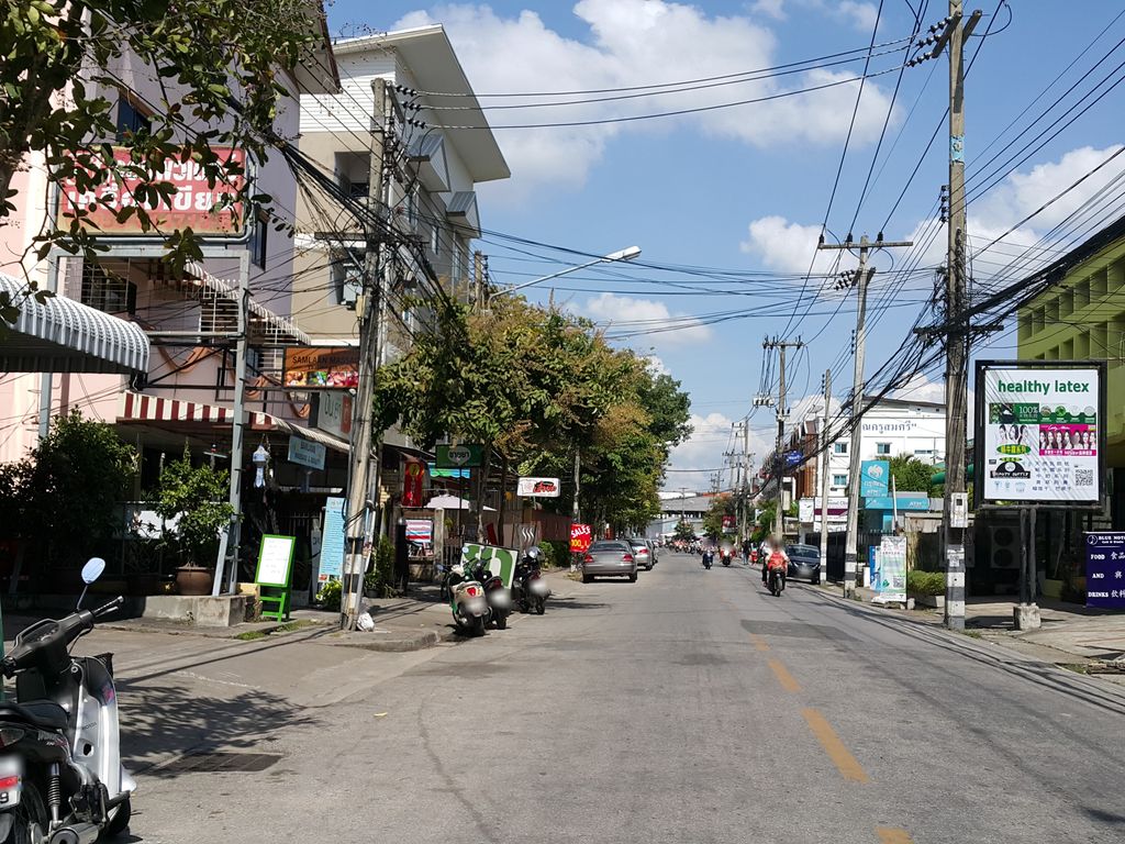 ภาพถนนตรงที่ ซีเอ็ม วัฒนกิจ ตั้งอยู่ ถ่ายโดย jrcarlsen พ.ศ. 2558 (2015) · A street-level view of where ซีเอ็ม วัฒนกิจ · CM Watnakit stands, by jrcarlsen in 2558 (2015)