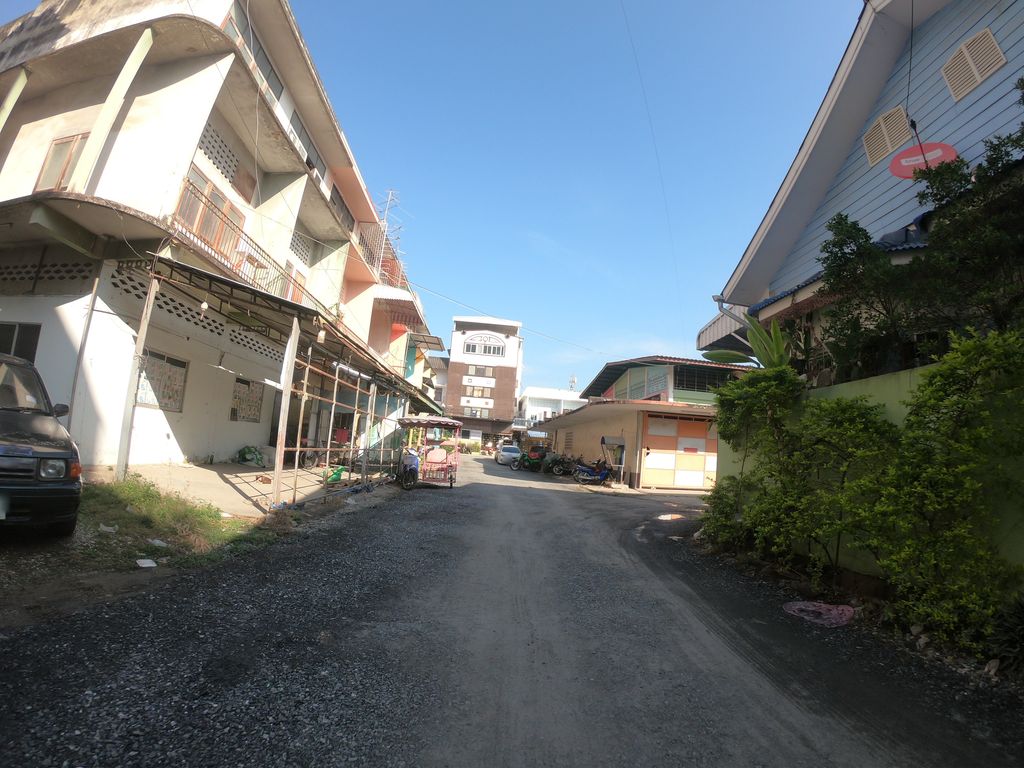 ภาพถนนตรงที่ ไพฑูรย์โฆษณา ตั้งอยู่ ถ่ายโดย chanuwath_grab พ.ศ. 2562 (2019) · A street-level view of where ไพฑูรย์โฆษณา · Phaithunkhotna stands, by chanuwath_grab in 2562 (2019)