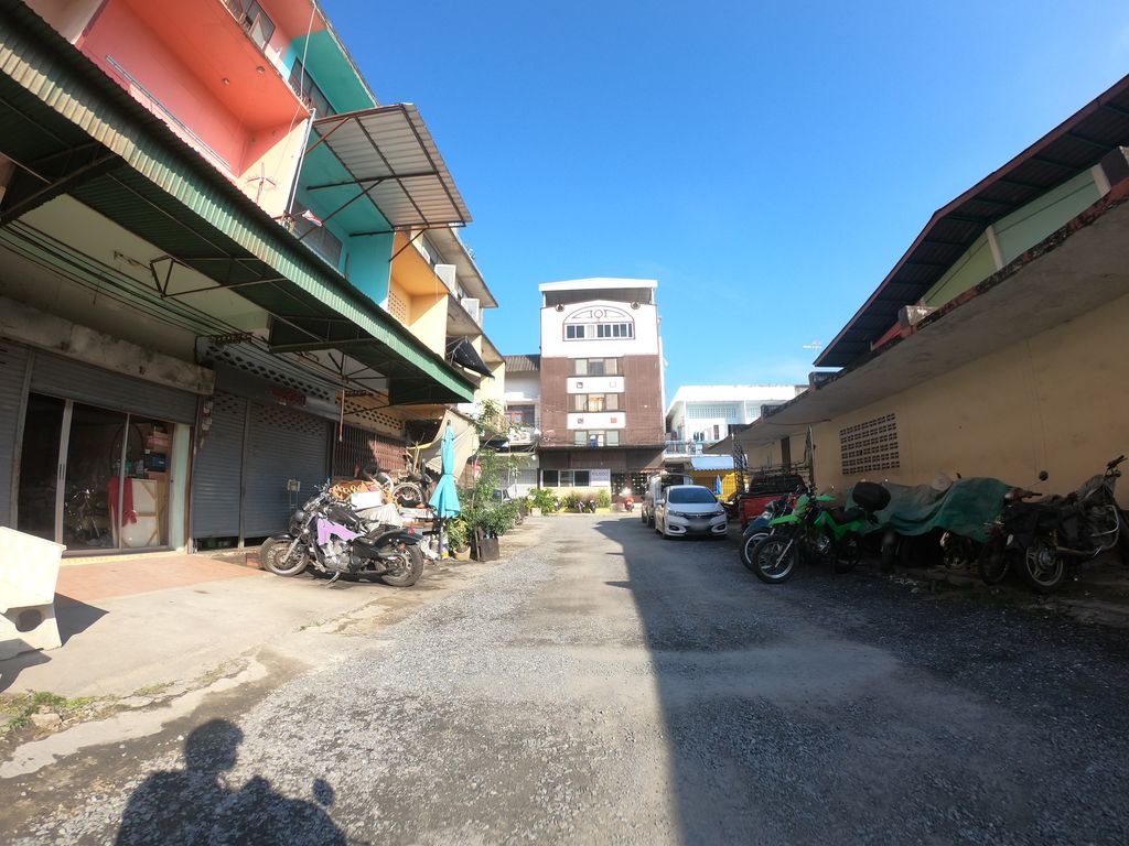 ภาพถนนตรงที่ โรงพิมพ์คนเมืองเหนือ ตั้งอยู่ ถ่ายโดย chanuwath_grab พ.ศ. 2562 (2019) · A street-level view of where โรงพิมพ์คนเมืองเหนือ · Rongphim Khon Mueang Nuea stands, by chanuwath_grab in 2562 (2019)