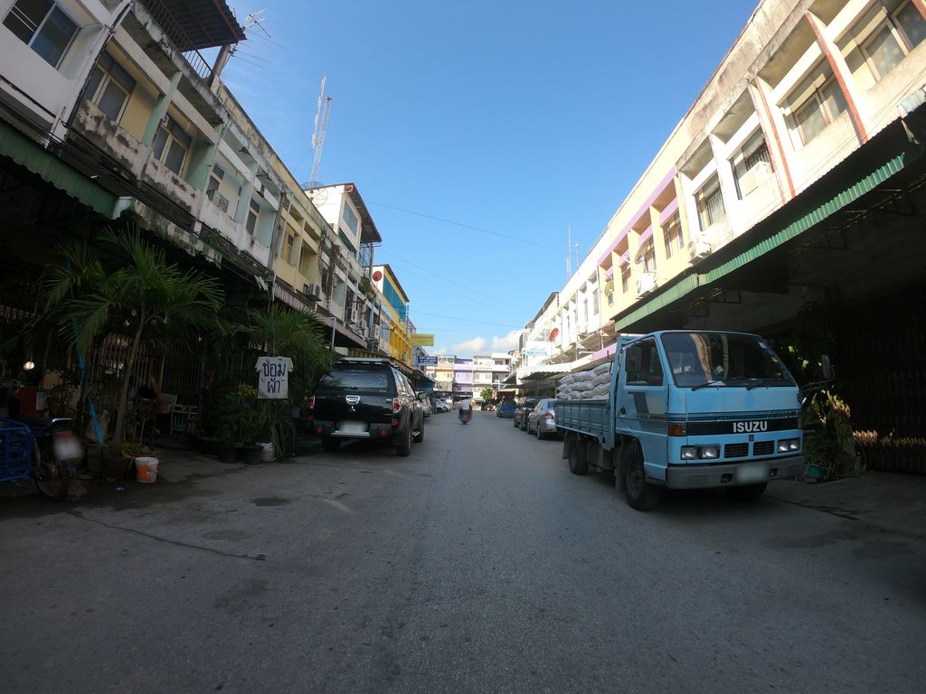 ภาพถนนตรงที่ โชตนาพริ้นท์ ตั้งอยู่ ถ่ายโดย chanuwath_grab พ.ศ. 2562 (2019) · A street-level view of where โชตนาพริ้นท์ · Chotnaphrin stands, by chanuwath_grab in 2562 (2019)