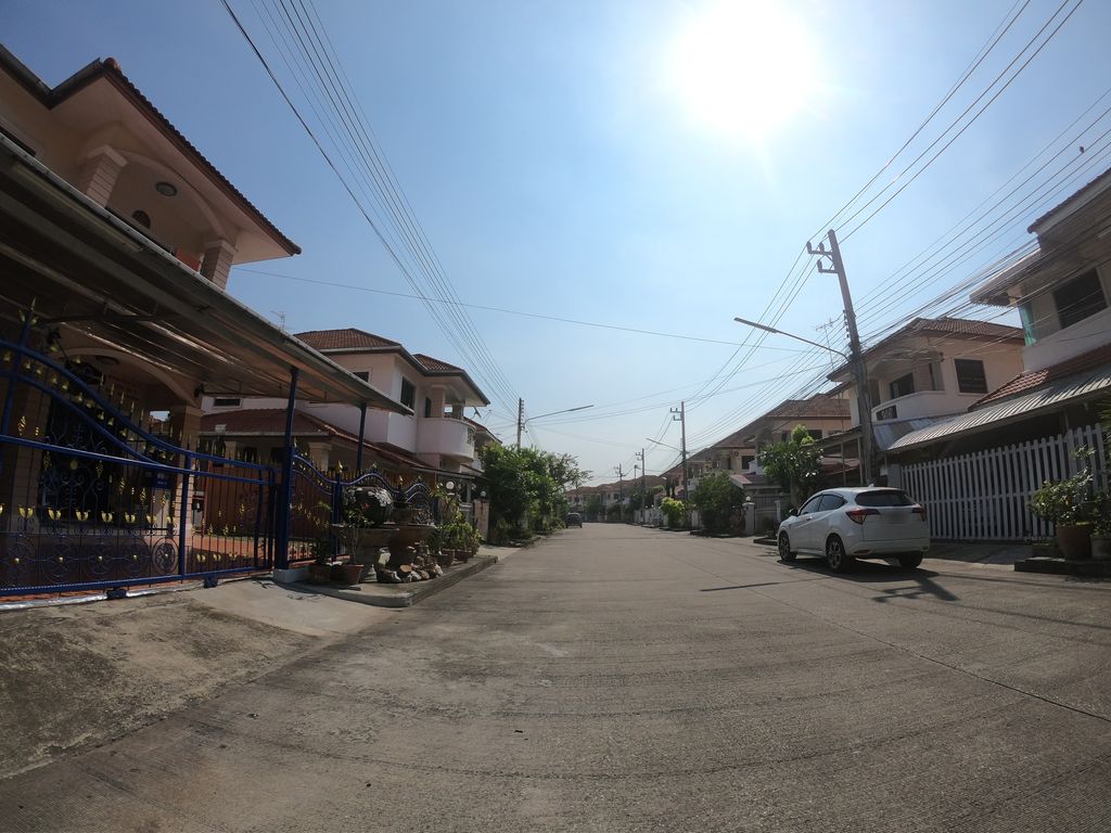 ภาพถนนตรงที่ สมาร์ทเพลส ตั้งอยู่ ถ่ายโดย chanuwath_grab พ.ศ. 2562 (2019) · A street-level view of where สมาร์ทเพลส · Smart Place stands, by chanuwath_grab in 2562 (2019)