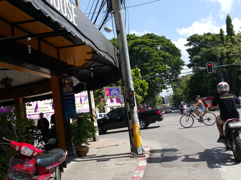 ภาพถนนตรงที่ โรงพิมพ์จรัสธุรกิจ ตั้งอยู่ ถ่ายโดย jrcarlsen พ.ศ. 2558 (2015) · A street-level view of where โรงพิมพ์จรัสธุรกิจ · Rongphim Charatthunkit stands, by jrcarlsen in 2558 (2015)
