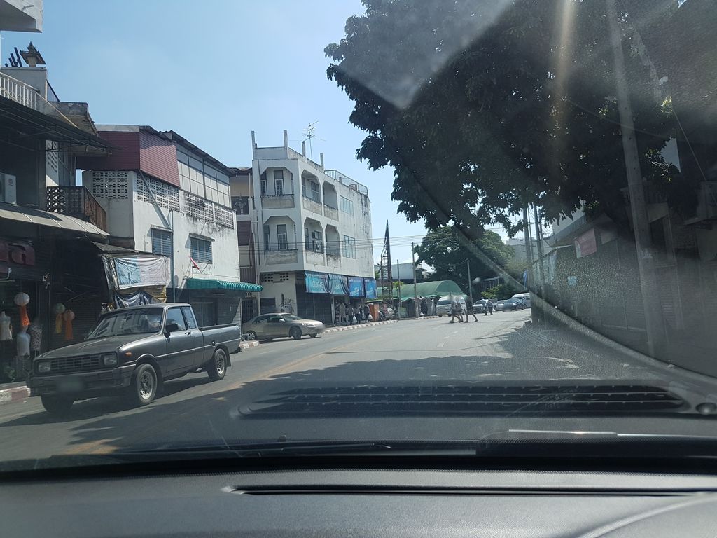 ภาพถนนตรงที่ เจริญวัฒน์การพิมพ์ ตั้งอยู่ ถ่ายโดย ekkarin พ.ศ. 2561 (2018) · A street-level view of where เจริญวัฒน์การพิมพ์ · Charoen Wat Kanphim stands, by ekkarin in 2561 (2018)