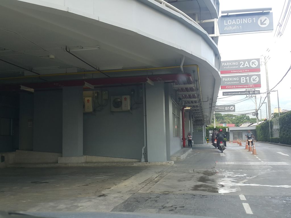 ภาพถนนตรงที่ ร้านสมใจ (สาขาเมญ่า) ตั้งอยู่ ถ่ายโดย jrcarlsen พ.ศ. 2558 (2015) · A street-level view of where ร้านสมใจ (สาขาเมญ่า) · Ran Somchai (sakha Meya) stands, by jrcarlsen in 2558 (2015)