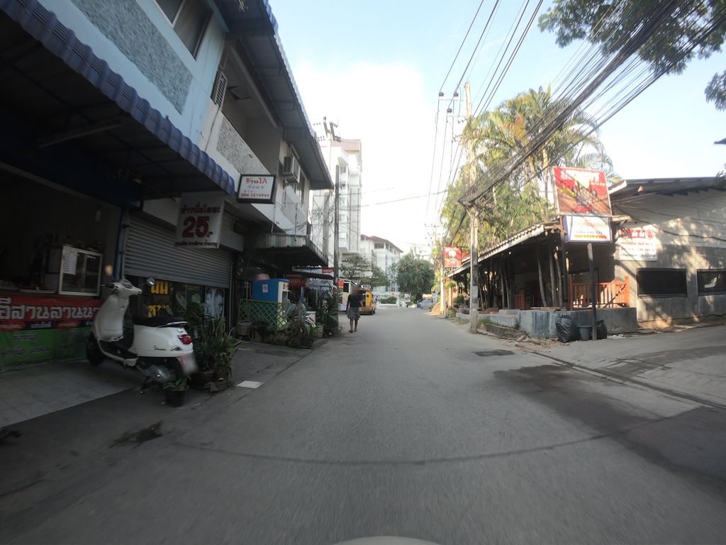 ภาพถนนตรงที่ ดิน ดีไซน์ ตั้งอยู่ ถ่ายโดย chanuwath_grab พ.ศ. 2562 (2019) · A street-level view of where ดิน ดีไซน์ · Din Design stands, by chanuwath_grab in 2562 (2019)