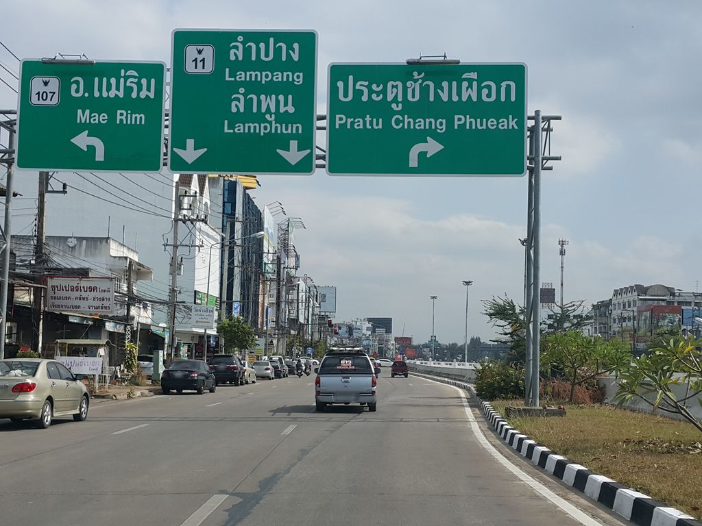 ภาพถนนตรงที่ โรงพิมพ์ห้าดาวโฆษณา ตั้งอยู่ ถ่ายโดย jrcarlsen พ.ศ. 2558 (2015) · A street-level view of where โรงพิมพ์ห้าดาวโฆษณา · Rongphim Hadao Khotna stands, by jrcarlsen in 2558 (2015)