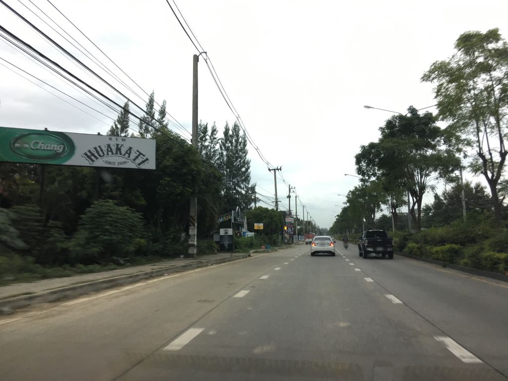ภาพถนนตรงที่ บิ๊กอาร์ต ตั้งอยู่ ถ่ายโดย wapriz พ.ศ. 2561 (2018) · A street-level view of where บิ๊กอาร์ต · Big Art stands, by wapriz in 2561 (2018)