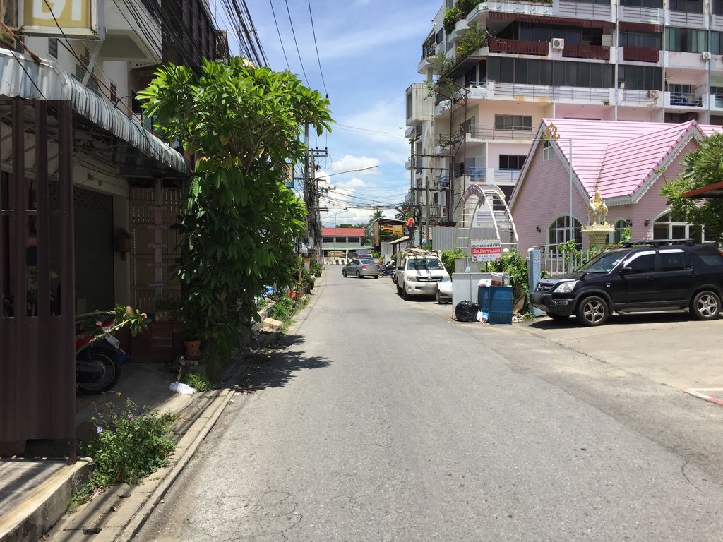 ภาพถนนตรงที่ บ๊อกซ์ออฟฟิต ตั้งอยู่ ถ่ายโดย alvinsj พ.ศ. 2560 (2017) · A street-level view of where บ๊อกซ์ออฟฟิต · Bokopfit stands, by alvinsj in 2560 (2017)