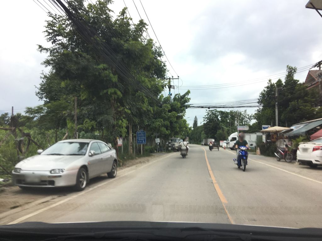 ภาพถนนตรงที่ เฮือนศิลป์ ตั้งอยู่ ถ่ายโดย wapriz พ.ศ. 2561 (2018) · A street-level view of where เฮือนศิลป์ · Hueansin stands, by wapriz in 2561 (2018)