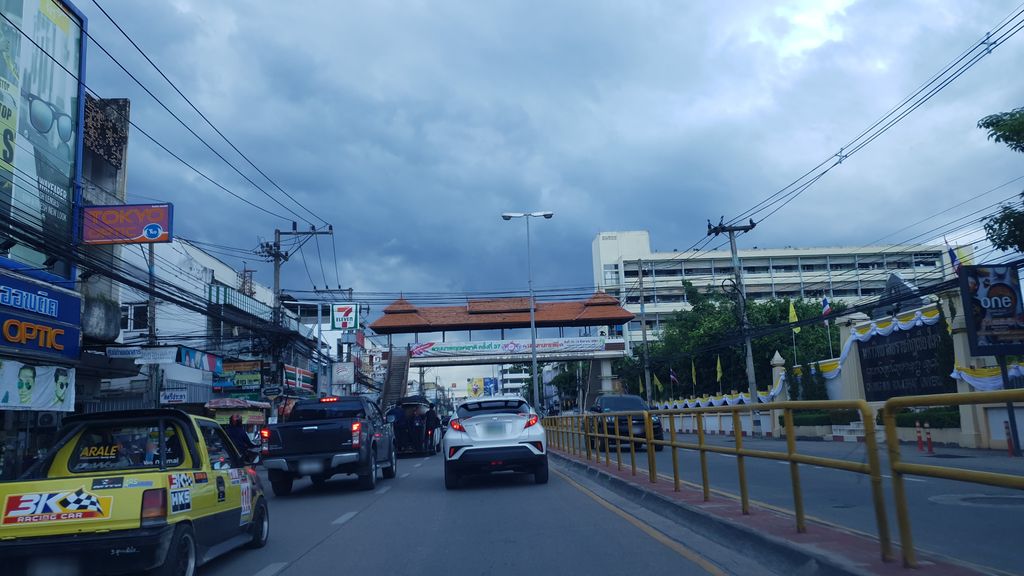 ภาพถนนตรงที่ สมุดลานนา (ม.ราชภัฏเชียงใหม่) ตั้งอยู่ ถ่ายโดย silamanee พ.ศ. 2561 (2018) · A street-level view of where สมุดลานนา (ม.ราชภัฏเชียงใหม่) · Samutlanna (m.Ratchaphat Chiang Mai) stands, by silamanee in 2561 (2018)
