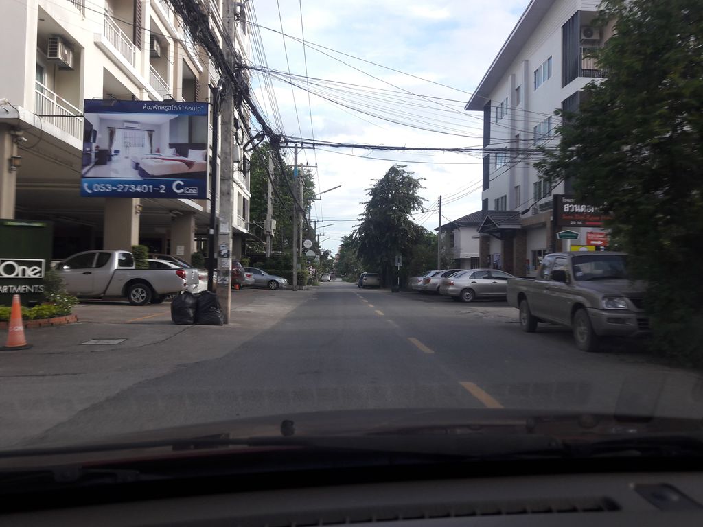 ภาพถนนตรงที่ แพนดาเรน แอดเวอร์ไทซิ่ง สตูดิโอ ตั้งอยู่ ถ่ายโดย ratchaphat พ.ศ. 2561 (2018) · A street-level view of where แพนดาเรน แอดเวอร์ไทซิ่ง สตูดิโอ · Phaendaren Aet Woe Thai Sing Studio stands, by ratchaphat in 2561 (2018)