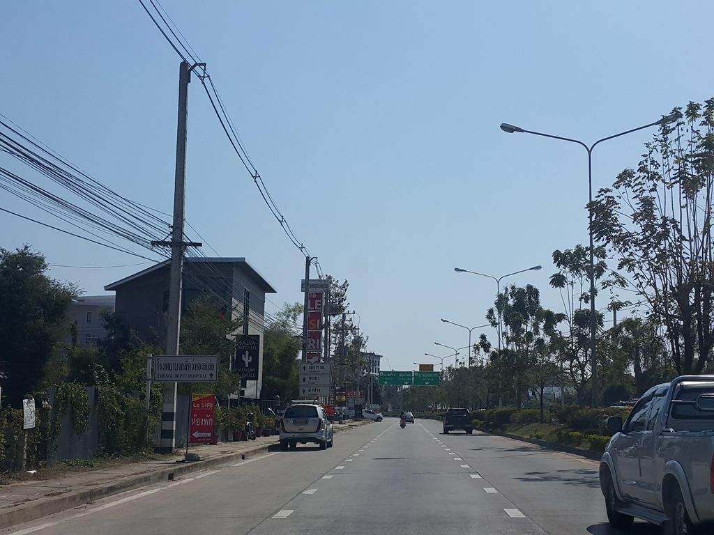 ภาพถนนตรงที่ โอวล์ สตูดิโอ อาร์ท ตั้งอยู่ ถ่ายโดย jrcarlsen พ.ศ. 2559 (2016) · A street-level view of where โอวล์ สตูดิโอ อาร์ท · Oo Studio Art stands, by jrcarlsen in 2559 (2016)