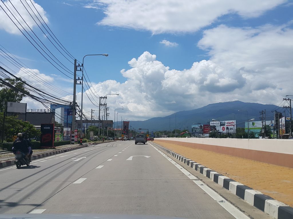 ภาพถนนตรงที่ ร้านรับทำป้ายตู้ไฟ อักษรโลหะ ตั้งอยู่ ถ่ายโดย jrcarlsen พ.ศ. 2558 (2015) · A street-level view of where ร้านรับทำป้ายตู้ไฟ อักษรโลหะ · Ran Rapthampai Tufai Aksonloha stands, by jrcarlsen in 2558 (2015)