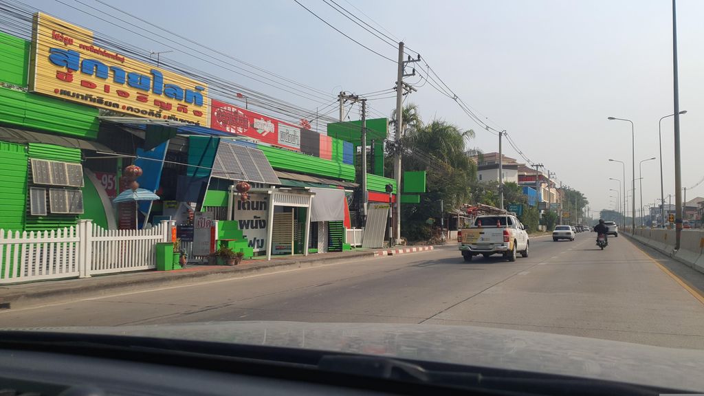 ภาพถนนตรงที่ โจ้สติกเกอร์ ตั้งอยู่ ถ่ายโดย jrcarlsen พ.ศ. 2566 (2023) · A street-level view of where โจ้สติกเกอร์ · Chottikkoe stands, by jrcarlsen in 2566 (2023)