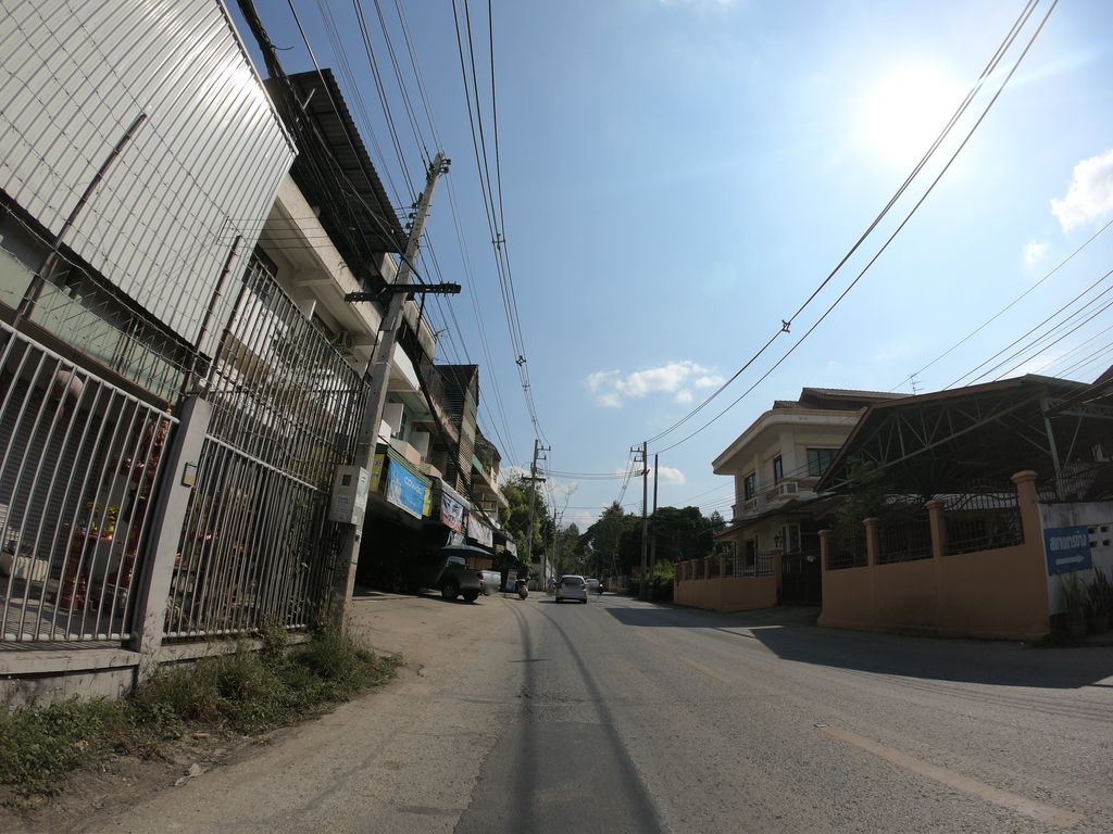 ภาพถนนตรงที่ ครบวงจรป้าย ตั้งอยู่ ถ่ายโดย chanuwath_grab พ.ศ. 2562 (2019) · A street-level view of where ครบวงจรป้าย · Khrabuangchonpai stands, by chanuwath_grab in 2562 (2019)