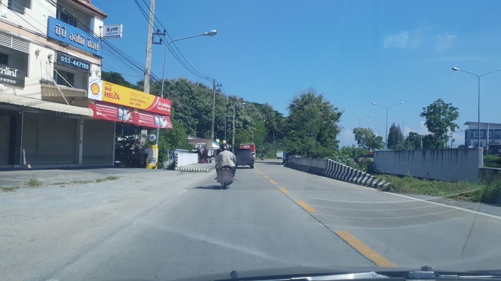 ภาพถนนตรงที่ เอบีซีโฆษณา ตั้งอยู่ ถ่ายโดย silamanee พ.ศ. 2561 (2018) · A street-level view of where เอบีซีโฆษณา · A B C Khotna stands, by silamanee in 2561 (2018)