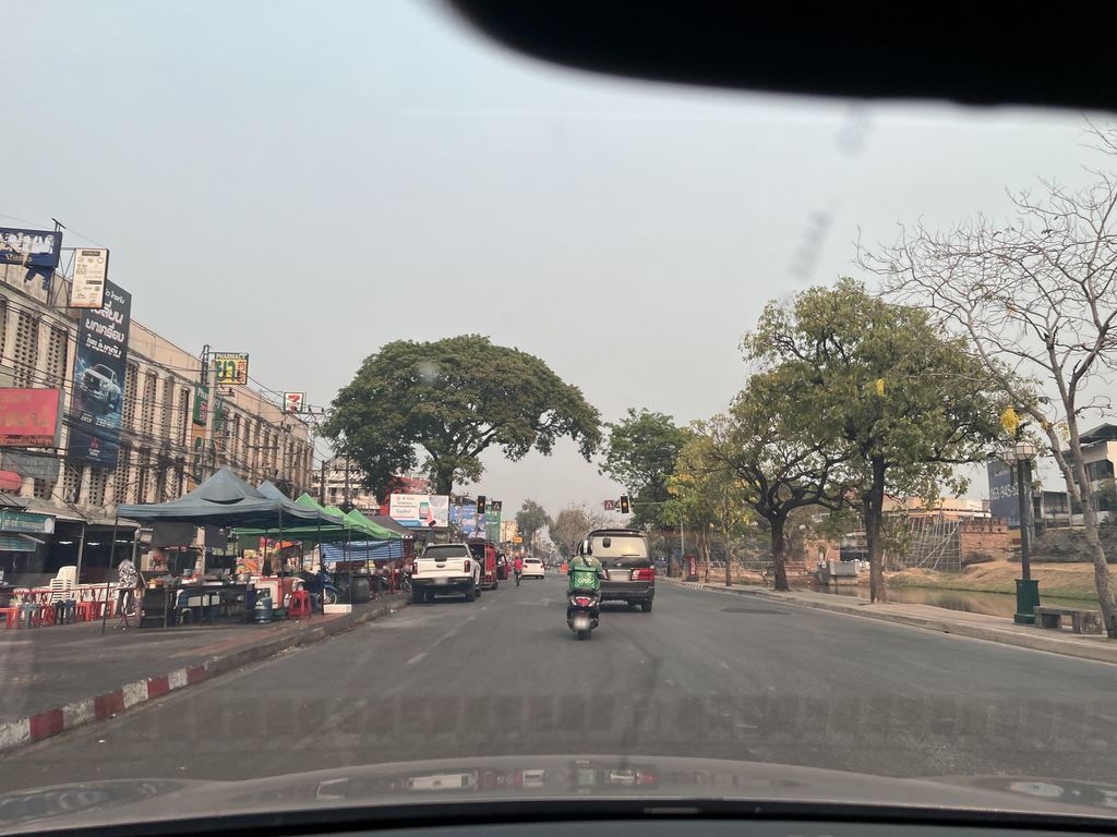 ภาพถนนตรงที่ เพ็ท โชน ตั้งอยู่ ถ่ายโดย lin_wang พ.ศ. 2567 (2024) · A street-level view of where เพ็ท โชน · Pet Chon stands, by lin_wang in 2567 (2024)