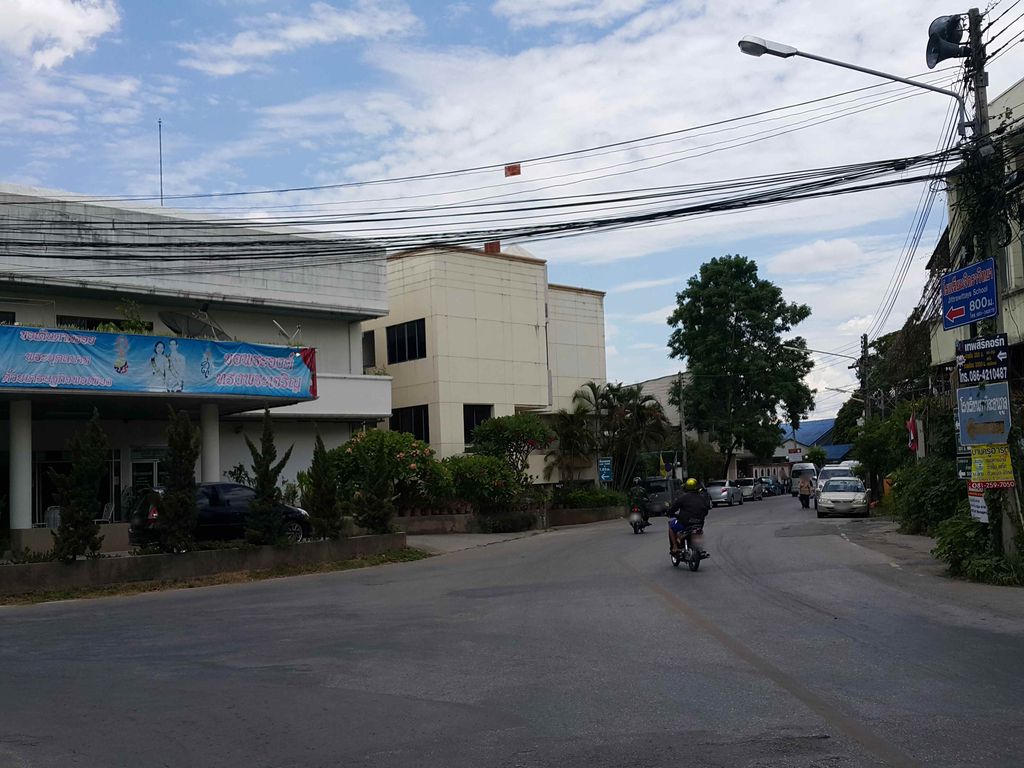 ภาพถนนตรงที่ สมายด๊อก เพ็ท ช็อป (สาขา สันป่าข่อย) ตั้งอยู่ ถ่ายโดย jrcarlsen พ.ศ. 2558 (2015) · A street-level view of where สมายด๊อก เพ็ท ช็อป (สาขา สันป่าข่อย) · Samaidok Pet Shop (sakha San Pa Khoi) stands, by jrcarlsen in 2558 (2015)