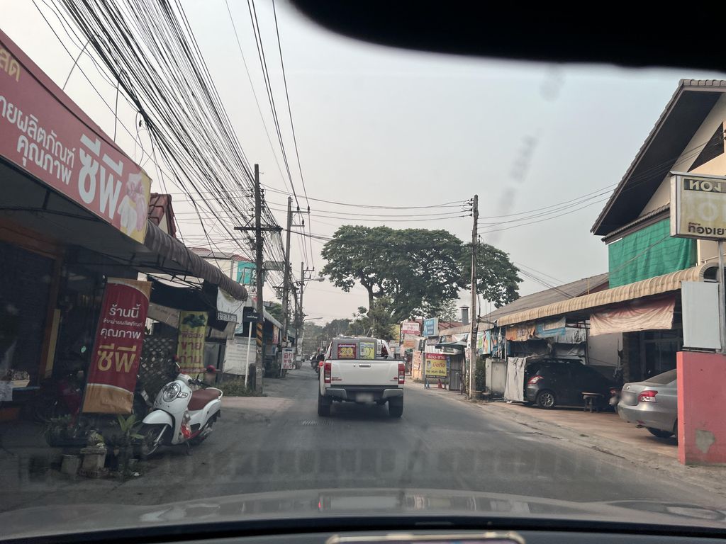 ภาพถนนตรงที่ เลิฟเลิฟ เพ็ทช้อป ตั้งอยู่ ถ่ายโดย lin_wang พ.ศ. 2567 (2024) · A street-level view of where เลิฟเลิฟ เพ็ทช้อป · Loeploep Pet Shop stands, by lin_wang in 2567 (2024)