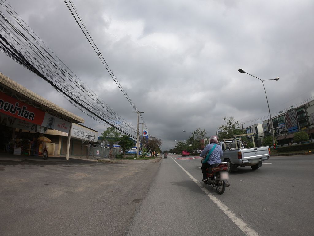 ภาพถนนตรงที่ วัวลายนำโชค ตั้งอยู่ ถ่ายโดย chanuwath_grab พ.ศ. 2562 (2019) · A street-level view of where วัวลายนำโชค · Wualainamchok stands, by chanuwath_grab in 2562 (2019)