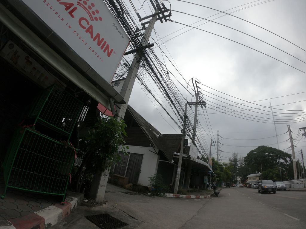 ภาพถนนตรงที่ อันธิกา เพ็ทช็อป (หายยา) ตั้งอยู่ ถ่ายโดย chanuwath_grab พ.ศ. 2562 (2019) · A street-level view of where อันธิกา เพ็ทช็อป (หายยา) · Anthika Pet Shop (Haiya) stands, by chanuwath_grab in 2562 (2019)