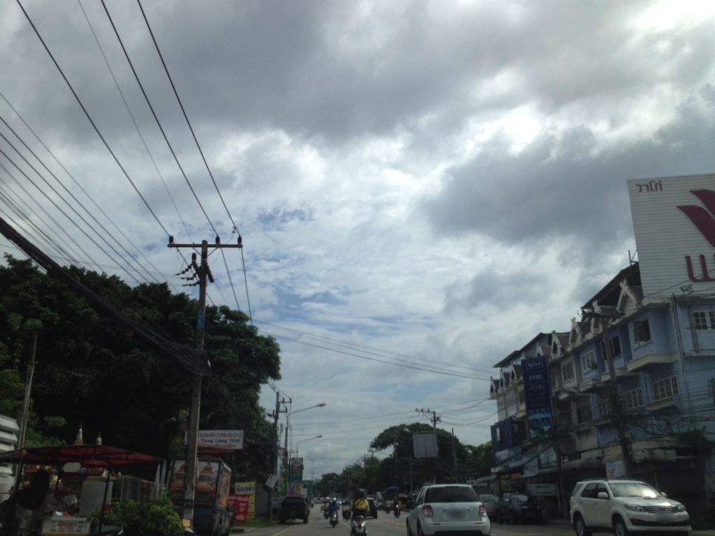 ภาพถนนตรงที่ เชียงใหม่ธนากุล ตั้งอยู่ ถ่ายโดย jimwatana พ.ศ. 2558 (2015) · A street-level view of where เชียงใหม่ธนากุล · Chiang Mai Thanakun stands, by jimwatana in 2558 (2015)