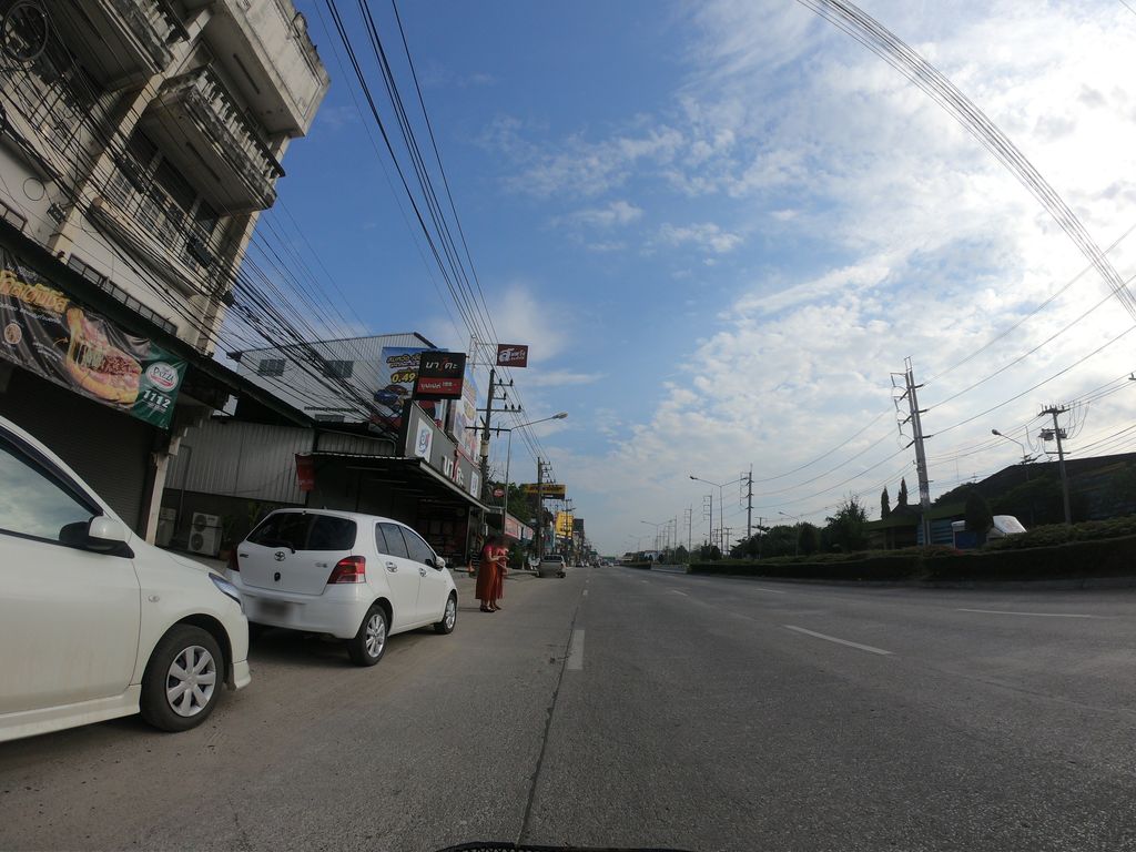 ภาพถนนตรงที่ ลักษณ์เก้าเพ็ทช็อป ตั้งอยู่ ถ่ายโดย chanuwath_grab พ.ศ. 2562 (2019) · A street-level view of where ลักษณ์เก้าเพ็ทช็อป · Laksa Kao Pet Shop stands, by chanuwath_grab in 2562 (2019)