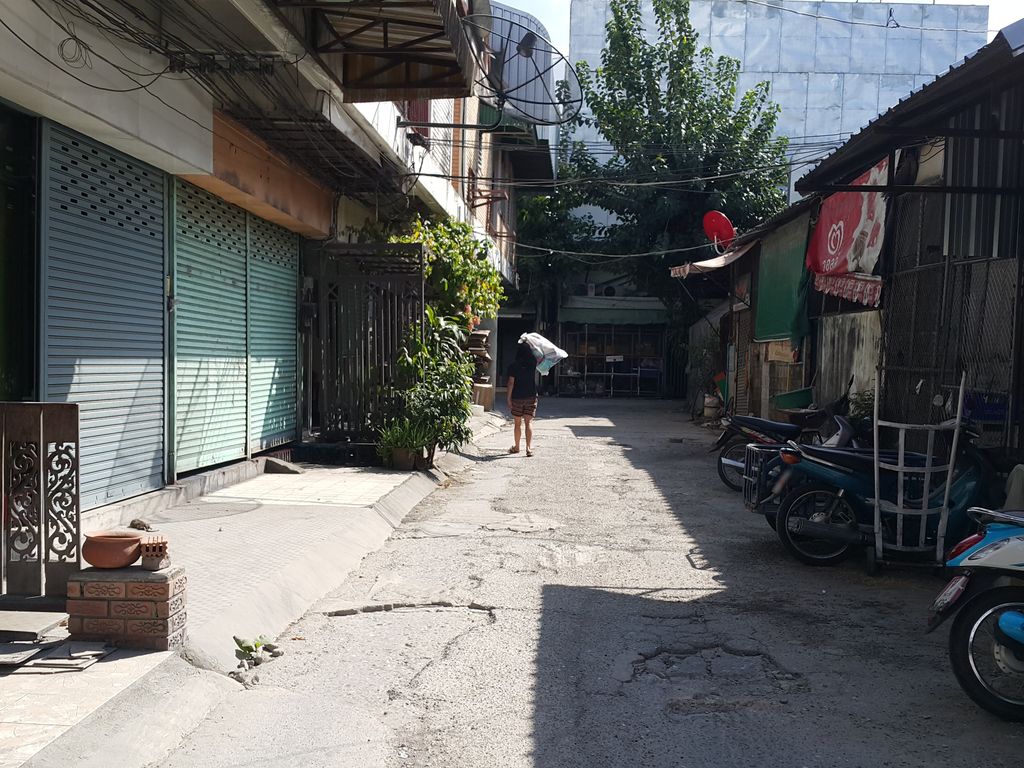 ภาพถนนตรงที่ เบิร์ดเวิลด์ เชียงใหม่ ตั้งอยู่ ถ่ายโดย jrcarlsen พ.ศ. 2558 (2015) · A street-level view of where เบิร์ดเวิลด์ เชียงใหม่ · Bird World Chiang Mai stands, by jrcarlsen in 2558 (2015)