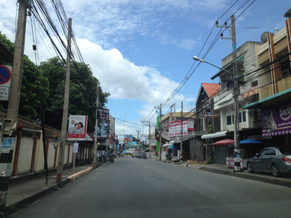 ภาพถนนตรงที่ วัวลายการเกษตร ตั้งอยู่ ถ่ายโดย jimwatana พ.ศ. 2558 (2015) · A street-level view of where วัวลายการเกษตร · Wualai Kan Kaset stands, by jimwatana in 2558 (2015)