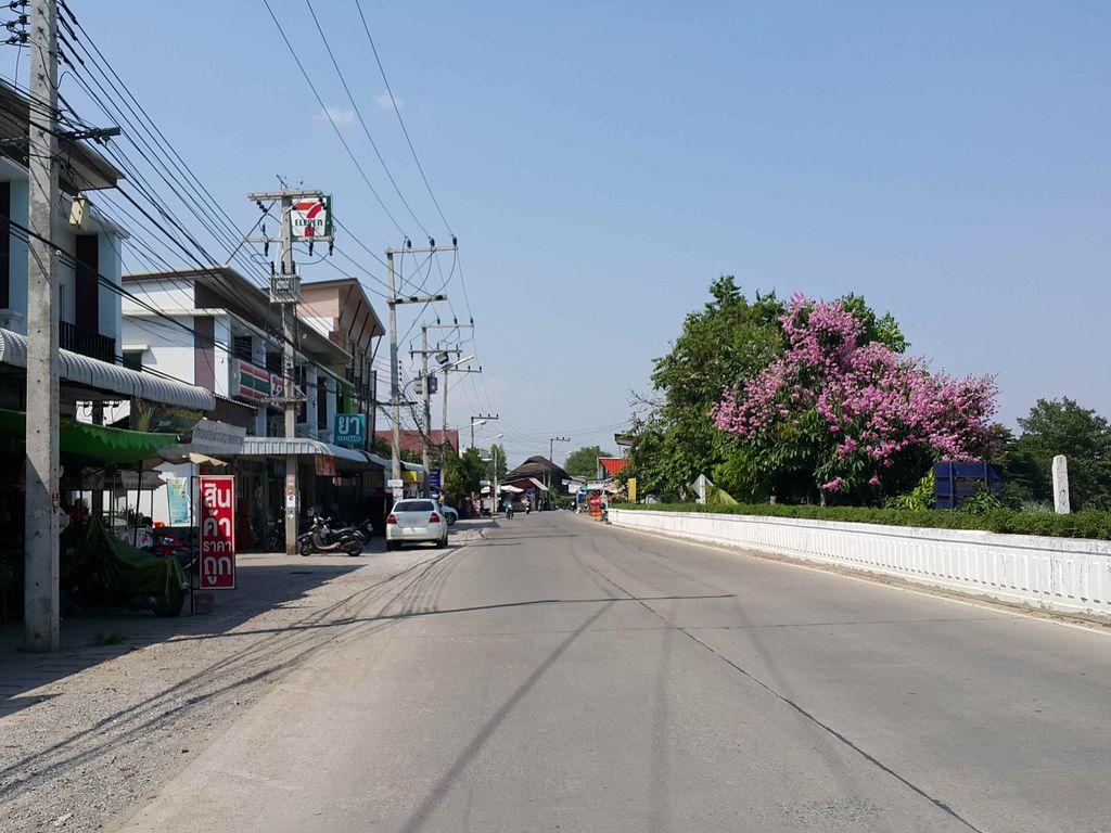 ภาพถนนตรงที่ ซีซี เพ็ทช้อป ตั้งอยู่ ถ่ายโดย jrcarlsen พ.ศ. 2558 (2015) · A street-level view of where ซีซี เพ็ทช้อป · C C Pet Shop stands, by jrcarlsen in 2558 (2015)
