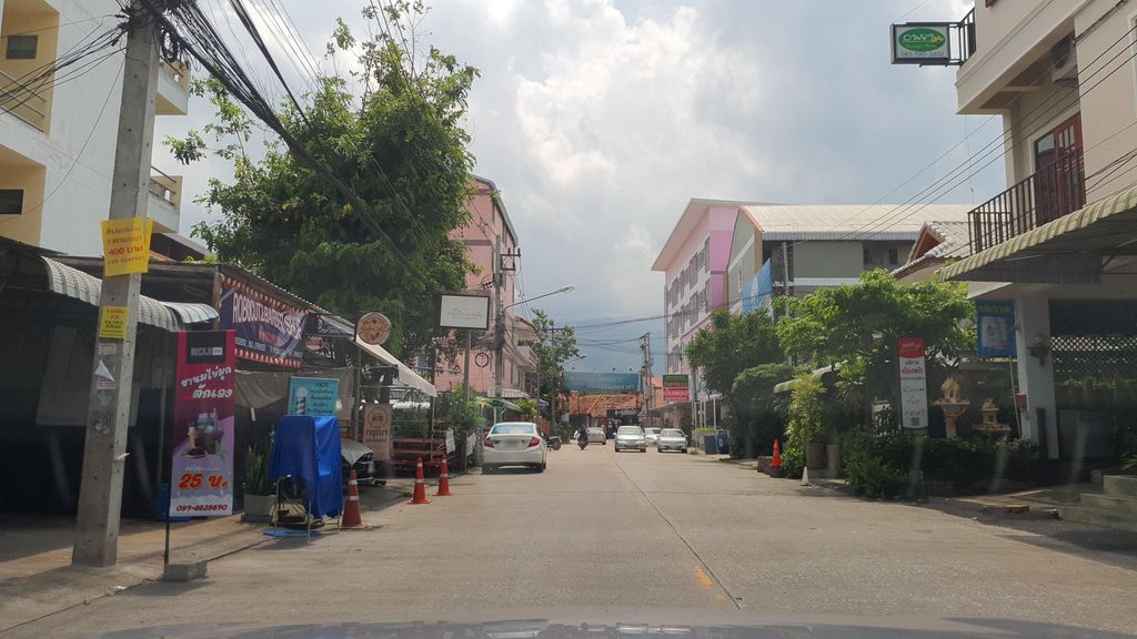 ภาพถนนตรงที่ ปลาทู petshop ตั้งอยู่ ถ่ายโดย jrcarlsen พ.ศ. 2565 (2022) · A street-level view of where ปลาทู petshop stands, by jrcarlsen in 2565 (2022)
