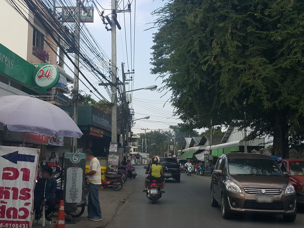 ภาพถนนตรงที่ ร้านขายอาหารสัตว์ [บ้านท่อ] ตั้งอยู่ ถ่ายโดย jrcarlsen พ.ศ. 2558 (2015) · A street-level view of where ร้านขายอาหารสัตว์ [บ้านท่อ] · Ran Khai Ahansat [ban Tho] stands, by jrcarlsen in 2558 (2015)