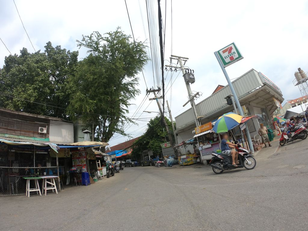 ภาพถนนตรงที่ ดลยา ด็อกช็อป (ตลาดกาดก้อม) ตั้งอยู่ ถ่ายโดย chanuwath_grab พ.ศ. 2562 (2019) · A street-level view of where ดลยา ด็อกช็อป (ตลาดกาดก้อม) · Donya Dookchoop (talat Kat Kom) stands, by chanuwath_grab in 2562 (2019)