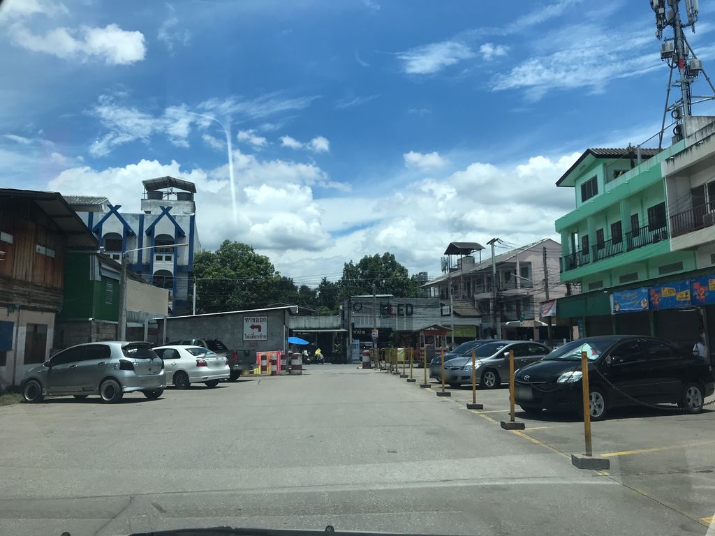 ภาพถนนตรงที่ กาดก้อมอาหารสัตว์ ตั้งอยู่ ถ่ายโดย prasert พ.ศ. 2561 (2018) · A street-level view of where กาดก้อมอาหารสัตว์ · Kat Kom Ahansat stands, by prasert in 2561 (2018)