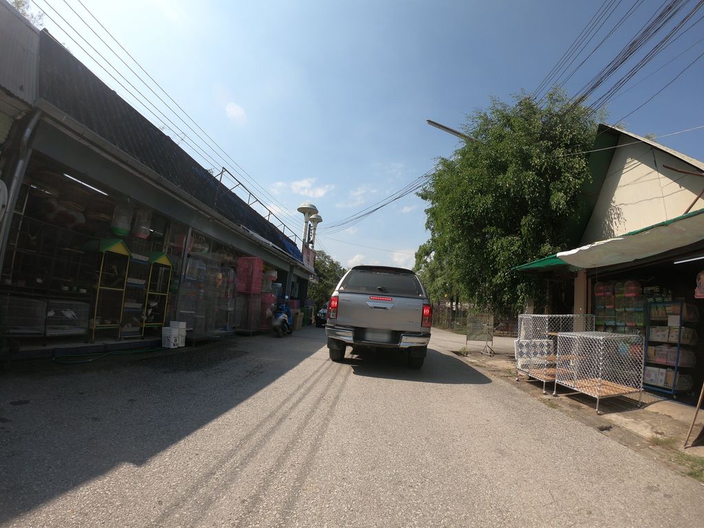 ภาพถนนตรงที่ ปอยหลวง เพทช้อป ตั้งอยู่ ถ่ายโดย chanuwath_grab พ.ศ. 2562 (2019) · A street-level view of where ปอยหลวง เพทช้อป · Poiluang Phetchop stands, by chanuwath_grab in 2562 (2019)