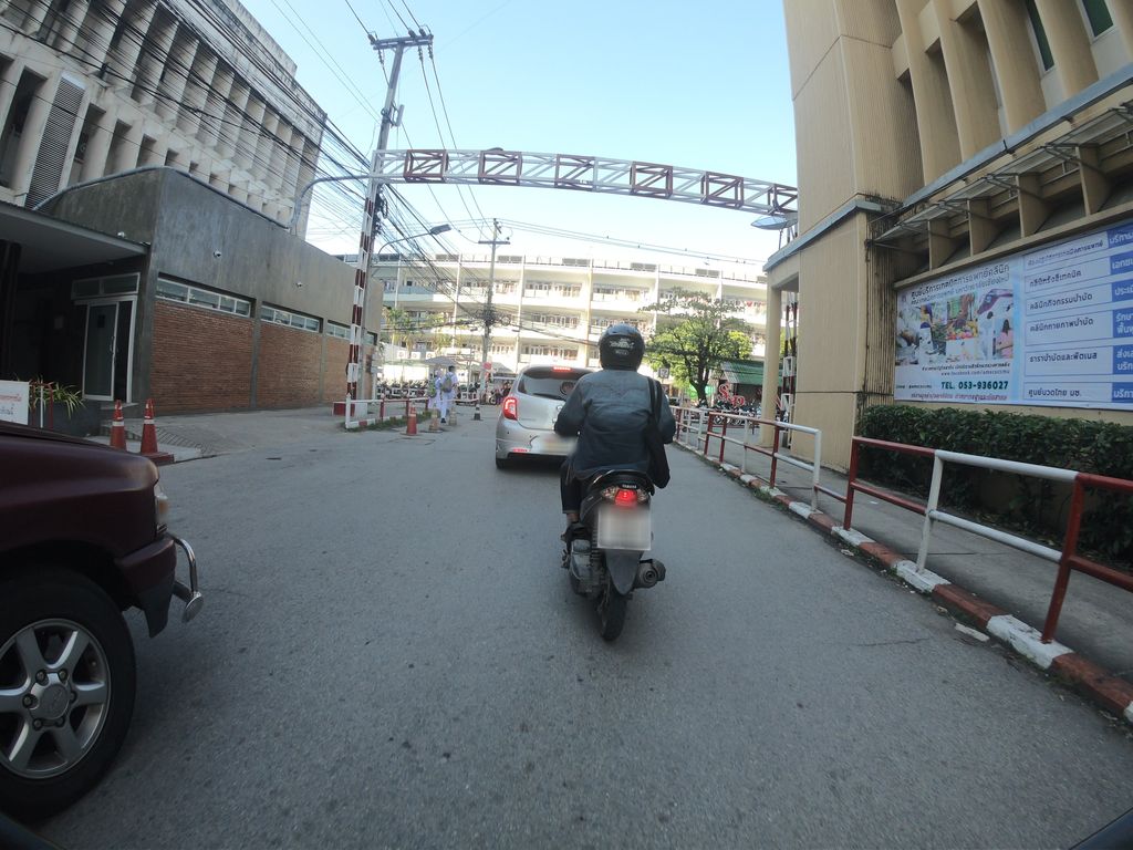 ภาพถนนตรงที่ ศูนย์สุขภาพพร้อม ( ศูนย์บริการเทคนิคการแพทย์คลินิก คณะเทคนิคการแพทย์ มหาวิทยาลัยเชียงใหม่) ตั้งอยู่ ถ่ายโดย chanuwath_grab พ.ศ. 2562 (2019) · A street-level view of where ศูนย์สุขภาพพร้อม ( ศูนย์บริการเทคนิคการแพทย์คลินิก คณะเทคนิคการแพทย์ มหาวิทยาลัยเชียงใหม่) · Sukkhaphap Pharom ( Sun Brikan Theknik Kanphaet Clinic Khana Theknik Kanphaet Mahawitthayalai Chiang Mai) Centre stands, by chanuwath_grab in 2562 (2019)