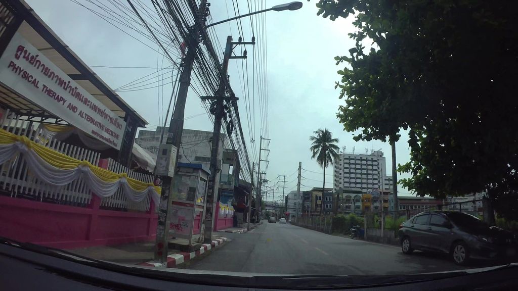ภาพถนนตรงที่ ศูนย์กายภาพบำบัดและแพทย์ทางเลือก (เทศบาลนครเชียงใหม่) ตั้งอยู่ ถ่ายโดย kaart_3 พ.ศ. 2562 (2019) · A street-level view of where ศูนย์กายภาพบำบัดและแพทย์ทางเลือก (เทศบาลนครเชียงใหม่) · Kaiphapbambat Lae Phaet Thanglueak (Thetsaban Nakhon Chiang Mai) Centre stands, by kaart_3 in 2562 (2019)
