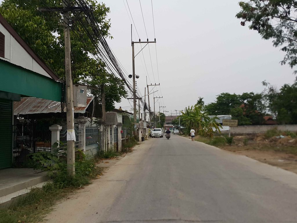 ภาพถนนตรงที่ คลินิกบ้านพระจันทร์ ตั้งอยู่ ถ่ายโดย jrcarlsen พ.ศ. 2558 (2015) · A street-level view of where คลินิกบ้านพระจันทร์ · Ban Phra Chan Clinic stands, by jrcarlsen in 2558 (2015)