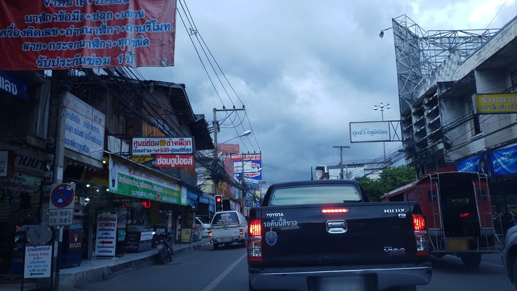 ภาพถนนตรงที่ ฮักรีแฮบ หมอพิชญ์คลินิก เวชศาสตร์ฟื้นฟู ตั้งอยู่ ถ่ายโดย silamanee พ.ศ. 2561 (2018) · A street-level view of where ฮักรีแฮบ หมอพิชญ์คลินิก เวชศาสตร์ฟื้นฟู · Hakrihaep Mo Phit Clinic Wetsat Fuenfu stands, by silamanee in 2561 (2018)