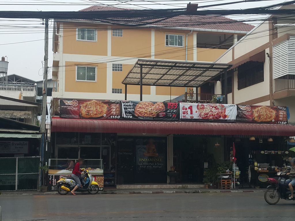 ภาพถนนตรงที่ ประเสริฐสูท ตั้งอยู่ ถ่ายโดย jrcarlsen พ.ศ. 2559 (2016) · A street-level view of where Prasert Suit stands, by jrcarlsen in 2559 (2016)
