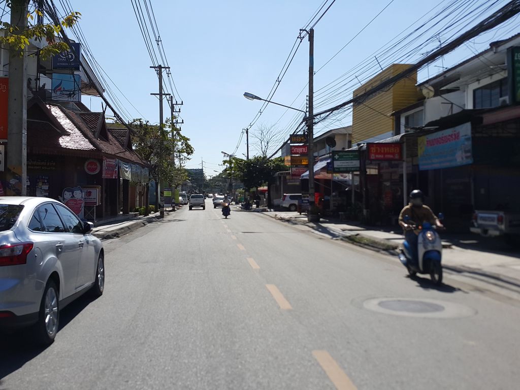 ภาพถนนตรงที่ ชุติพนธ์ ทนายความ ตั้งอยู่ ถ่ายโดย jrcarlsen พ.ศ. 2558 (2015) · A street-level view of where ชุติพนธ์ ทนายความ · Chutipna Thanaikhwam stands, by jrcarlsen in 2558 (2015)