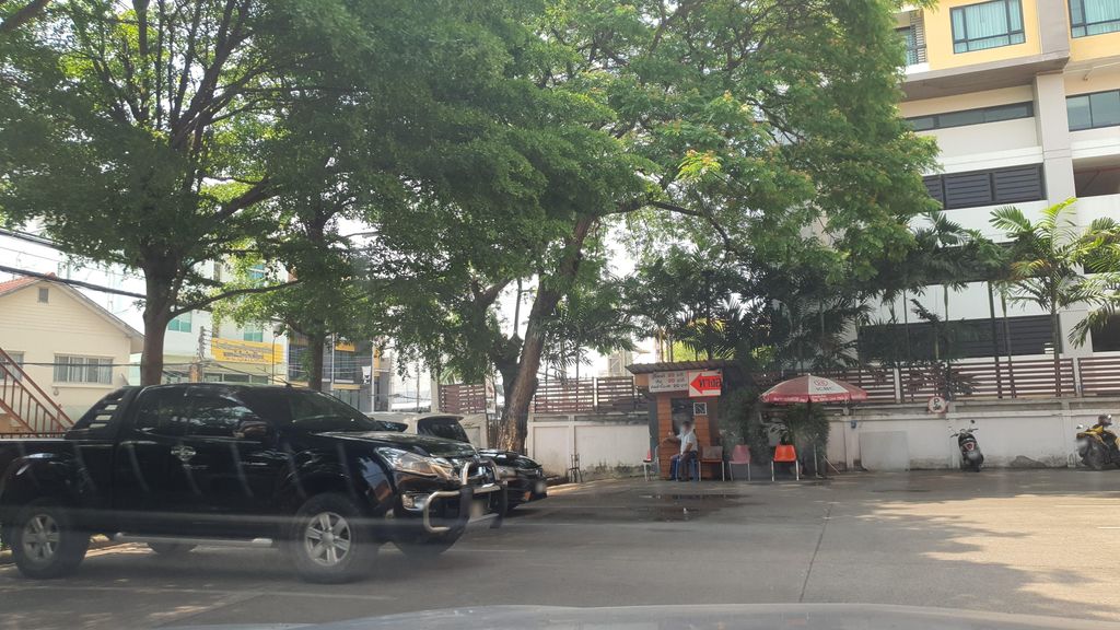 ภาพถนนตรงที่ สยาม รีกอล ตั้งอยู่ ถ่ายโดย jrcarlsen พ.ศ. 2565 (2022) · A street-level view of where สยาม รีกอล · Sayam Rikon stands, by jrcarlsen in 2565 (2022)