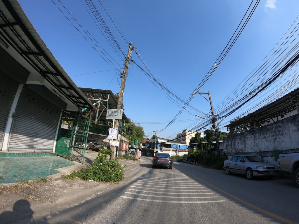 ภาพถนนตรงที่ ธนพันธ์และเพื่อน ตั้งอยู่ ถ่ายโดย chanuwath_grab พ.ศ. 2562 (2019) · A street-level view of where ธนพันธ์และเพื่อน · Thon Phan Laephuean stands, by chanuwath_grab in 2562 (2019)