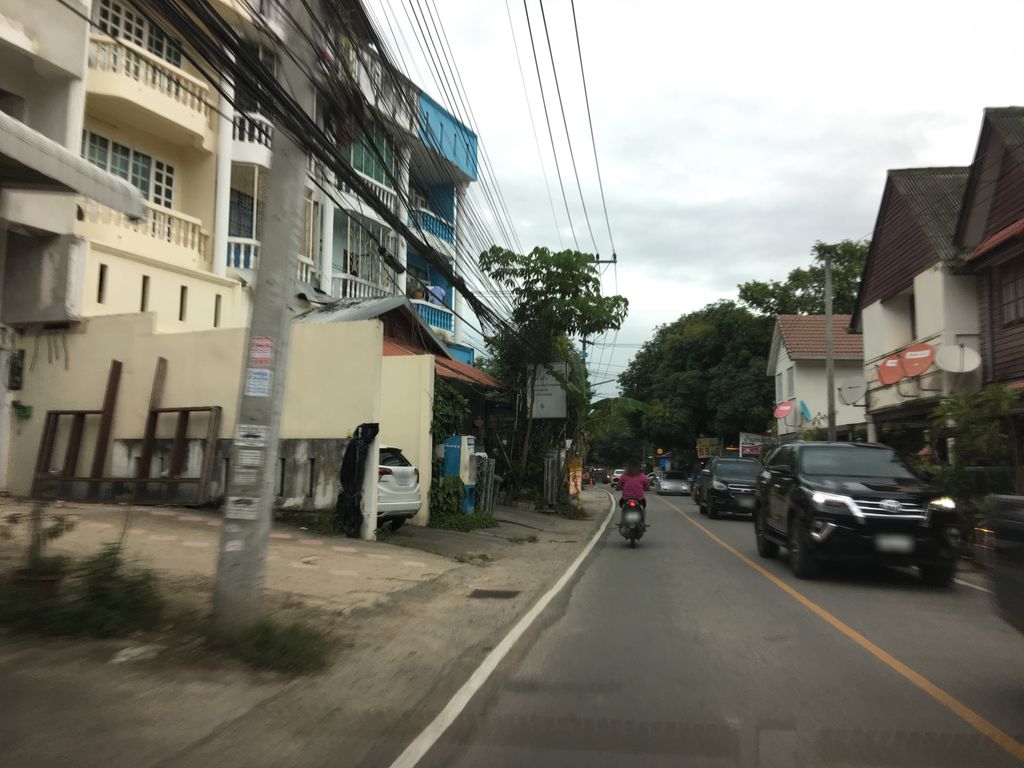 ภาพถนนตรงที่ เอโอ บัญชีธุรกิจ ตั้งอยู่ ถ่ายโดย wapriz พ.ศ. 2561 (2018) · A street-level view of where เอโอ บัญชีธุรกิจ · A O Banchithunkit stands, by wapriz in 2561 (2018)