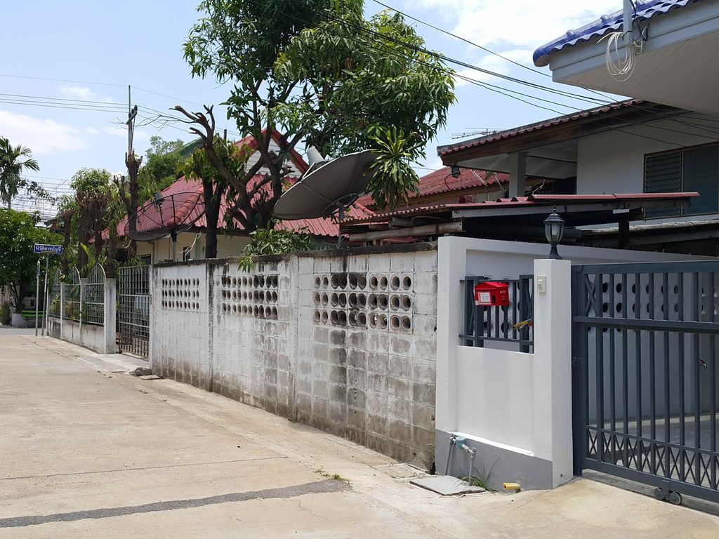 ภาพถนนตรงที่ นิวัติการบัญชี ตั้งอยู่ ถ่ายโดย jrcarlsen พ.ศ. 2558 (2015) · A street-level view of where นิวัติการบัญชี · Nioti Kanbanchi stands, by jrcarlsen in 2558 (2015)